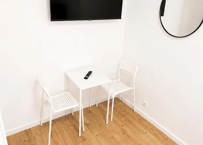 Comfortable 7br With Garden Access Apartamento Viena