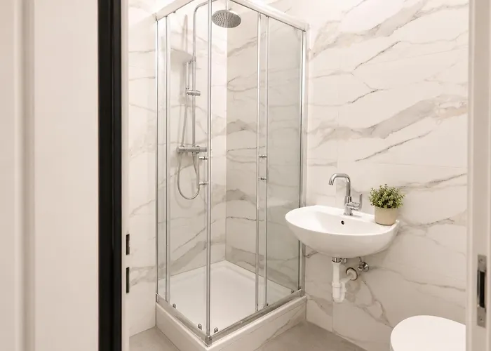 Comfortable 7br With Garden Access Apartamento Viena